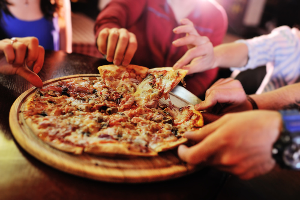 pizza jedzona przez grupe znajomych